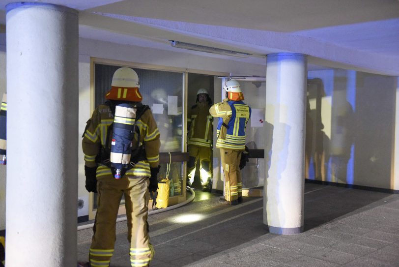 Mehrere Trupps löschten den Brand im Keller.