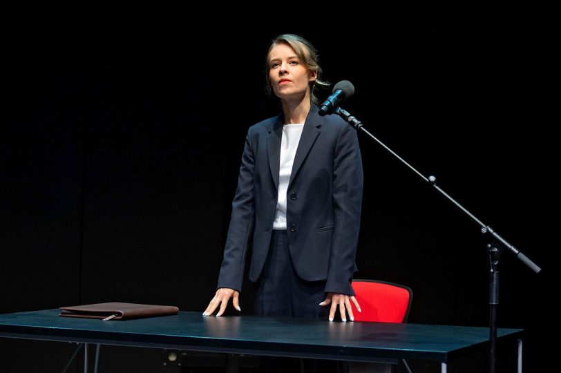 Tessa Ensler (Arikia Orbán) ist eine toughe Juristin, die sich einen Namen gemacht hat als überaus erfolgreiche Strafverteidigerin von der Vergewaltigung beschuldigter Männer.