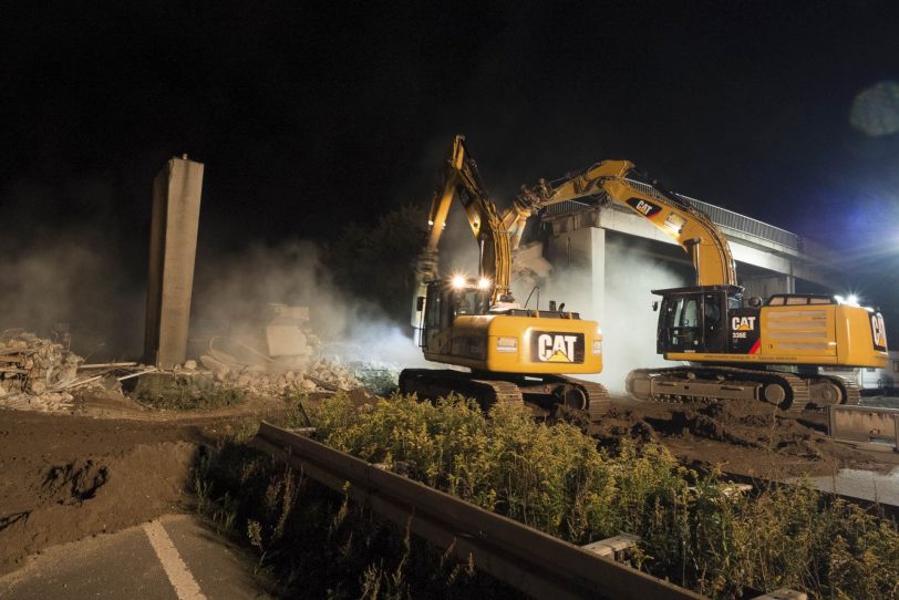 Abriss der Fußgängerbrücke über der A43.