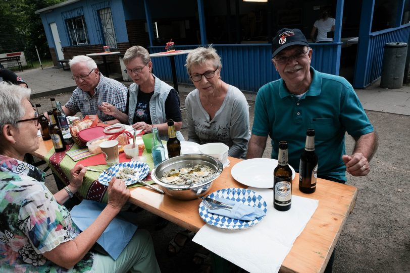 Ökumenische Picknick-Tafel im Horststadion.