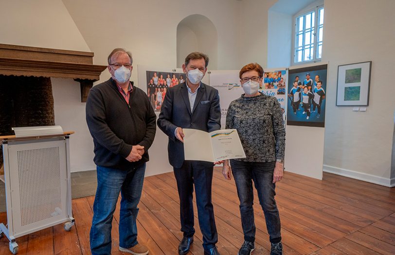 OB Dr. Frank Dudda mit Sylvia Brill, erste Vorsitzende vom Club Viktoria Herne, und Walter Rutenberg, Vorsitzender des Vereins Herner Kegler: