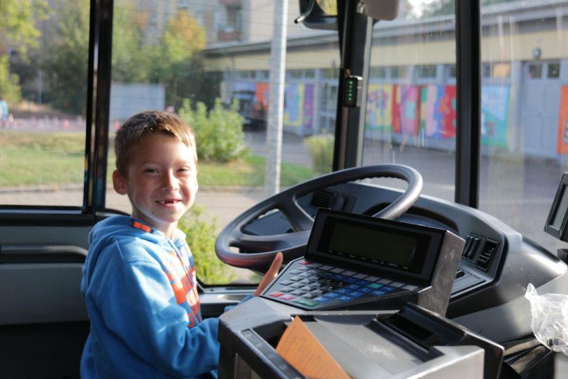 Grundschüler übernimmt das Steuer.