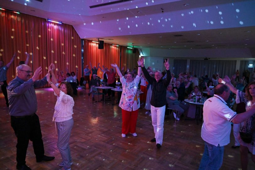 Die Gäste im Volkshaus Röhlinghausen tanzten und feierten in den Mai.