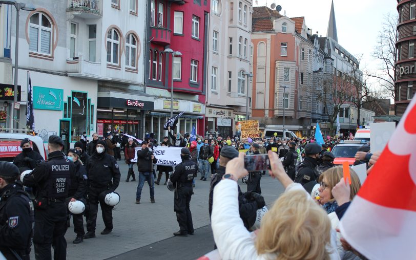 Demonstration von Impfgegnern in der Wanner Innenstadt und Gegendemo vom Bündnis Herne am Sonntag (6.3.2022).