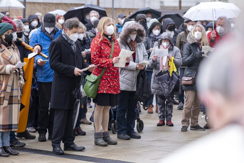 Friedensgebet an der Kreuzkirche in Herne (NW), am Samstag (22.01.2022). Seit einigen Wochen haben sich das Bündnis Herne, die Schirme gegen Rechts, die katholische Kirchengemeinde St. Dionysius, die Islamische Gemeinde Röhlinghausen und die evangelische Kreuz-Kirchengemeinde zusammengeschlossen, um ein Zeichen für ein solidarisches Miteinander in der Pandemie zu setzen und den Opfern der Pandemie zu gedenken.