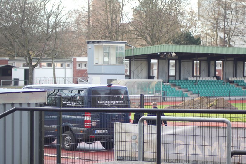 Im Stadion im Sportpark wurde am Dienstag (21.3.2023) ein Blindgänger gefunden. Die Entschärfung folgt.