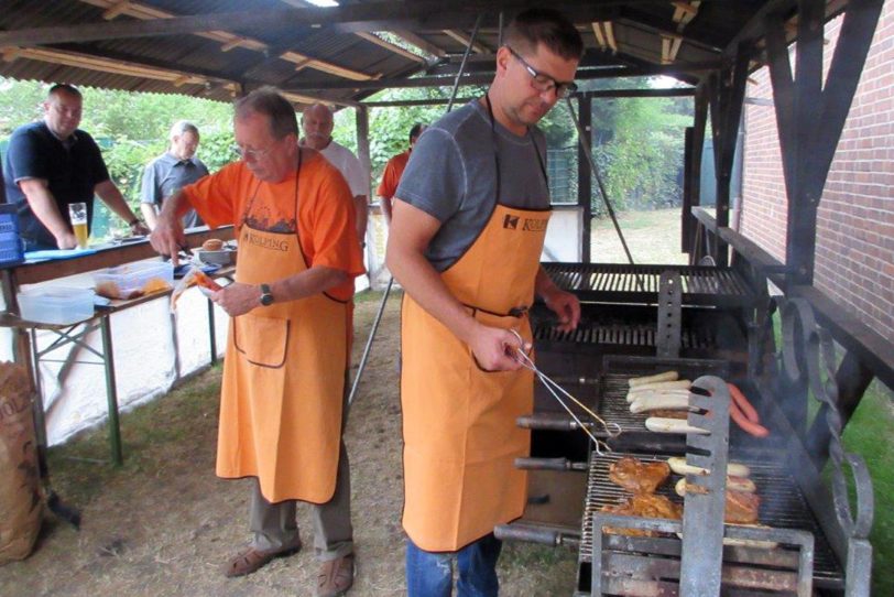 Beim Grillen.