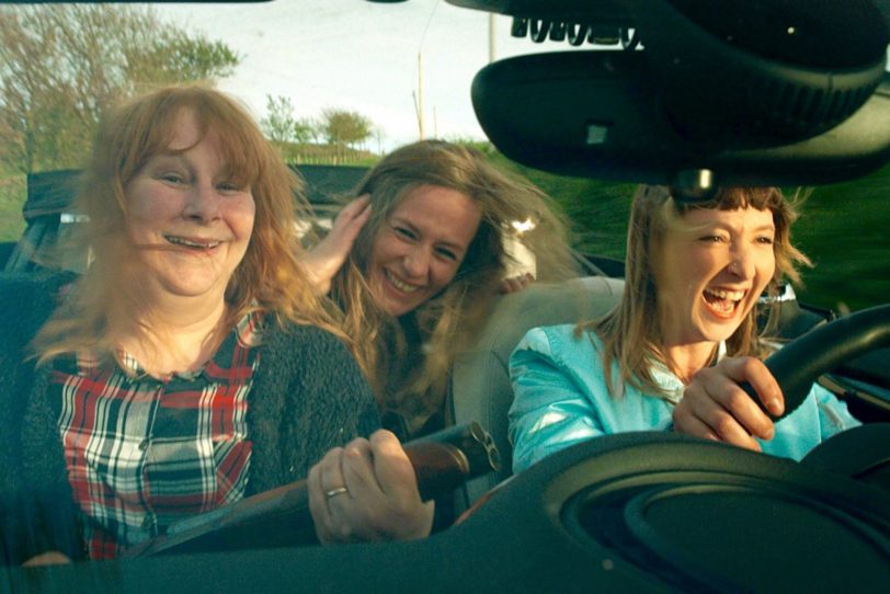 v.l. Nadine (Yolande Moreau), Sandra (Cecile de France) und Marilyn (Audrey Lamy) im Cabrio.