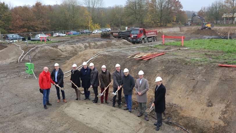 Spatenstich der Verantwortlichen für das neue Technologiezentrum Ruhr der Firma Chip, unter anderem mit Dr. Joachim Grollmann, Geschäftsführer Chip GmbH (5.v.r.) und Hernes Oberbürgermeister Dr. Frank Dudda (re.).