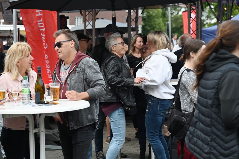 Feierende Besucher der Wanner Mondnächte