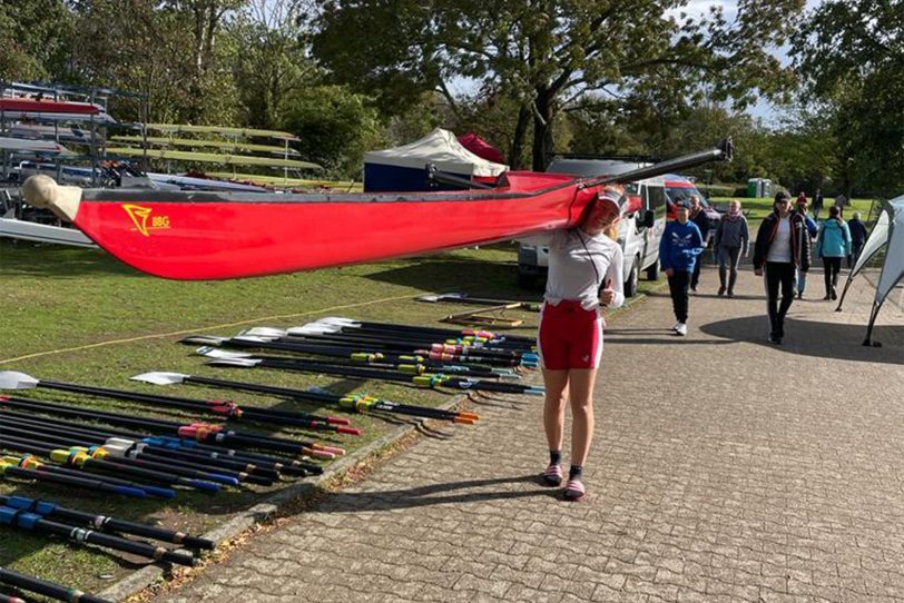 Finnja Hoffmann mit dem geschulterten Ruderboot.