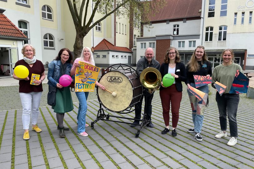 Stellten das Programm für 2023 vor: (v.li.) Dorothé Schlautmann (Leiterin Stadtbibliothek), Andrea Prislan (Emschertal-Museum), Denise Goldhahn (Kulturbüro), Christian Ribbe (Leiter Musikschule), Jasmin Wöltering (Stadtbibliothek), Isabelle Emken und Birte Grüning (beide Jugendkunstschule).