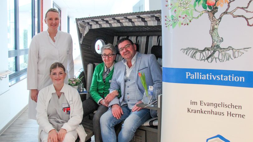 Über den neuen Strandkorb freuen sich Dr. Katja Vogelsang, Pflegefachfrau Mia Brunnstein (vorn sitzend), Irene Nebel und Thomas Madajewski (v.l.).