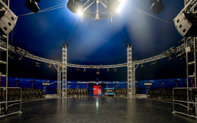 Unter dem Titel „REM - Rapid Eye Movement“ verschmelzen Show, Artistik, Tanz und Theater miteinander.