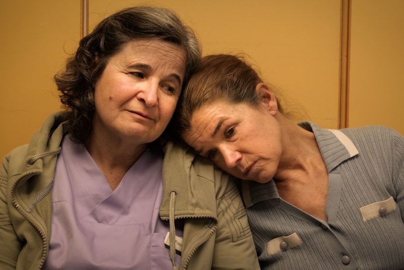 Rita (Anke Engelke) findet Halt bei ihrer Arbeitskollegin und Freundin Gitti (Marion Maria Hofstätter).