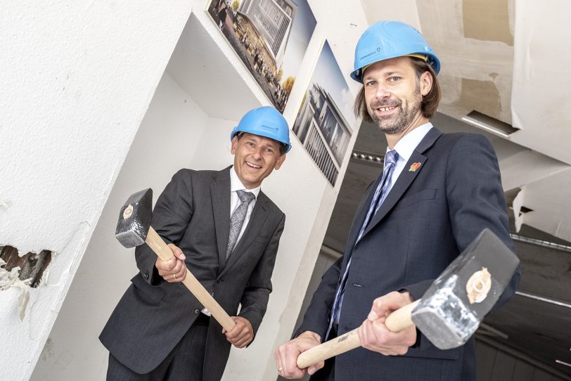 v.l. OB Dr. Frank Dudda, Dipl.-Ing. (Bauingenieur FH) Thomas Binsfeld, Mitglied der Geschäftsleitung / Prokurist der Landmarken AG.