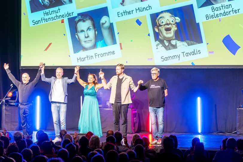 Schlussapplaus: Sammy Tavalis, Moderator Helmut Sanftenschneider, Esther Münch, Bastian Bielendorfer und Martin Fromme (von links) genossen die stehenden Ovationen beim 14. Comedy-Abend im Kulturzentrum.