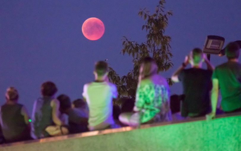 Besucher auf dem Gelände des Bochumer Planetariums.