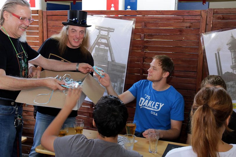v.l. Gerd Herzog und Horst Schröder beim Verteilen der Lebkuchenherzen.