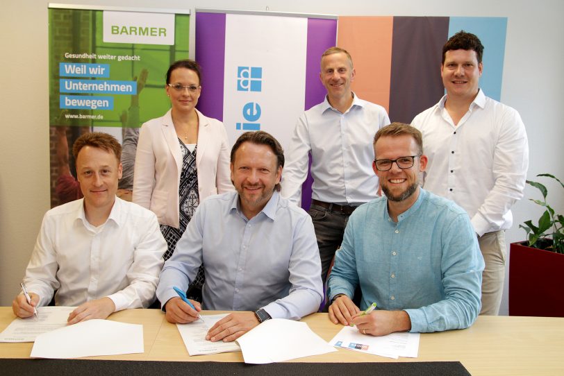 (v.l.): Benjamin Pützer, Stefanie Saßerath, Jens Koch, Jens Fritsch, Dr. Benjamin Eggeling und Jan-Philipp Schäfer besiegeln die Gesundheitspartnerschaft.