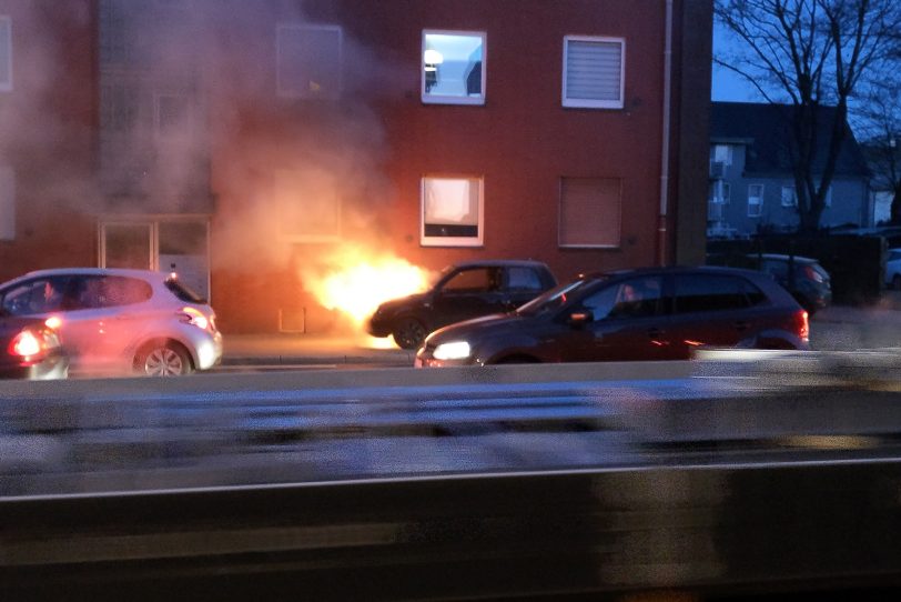 Das brennende Auto auf der Holsterhauser Straße.
