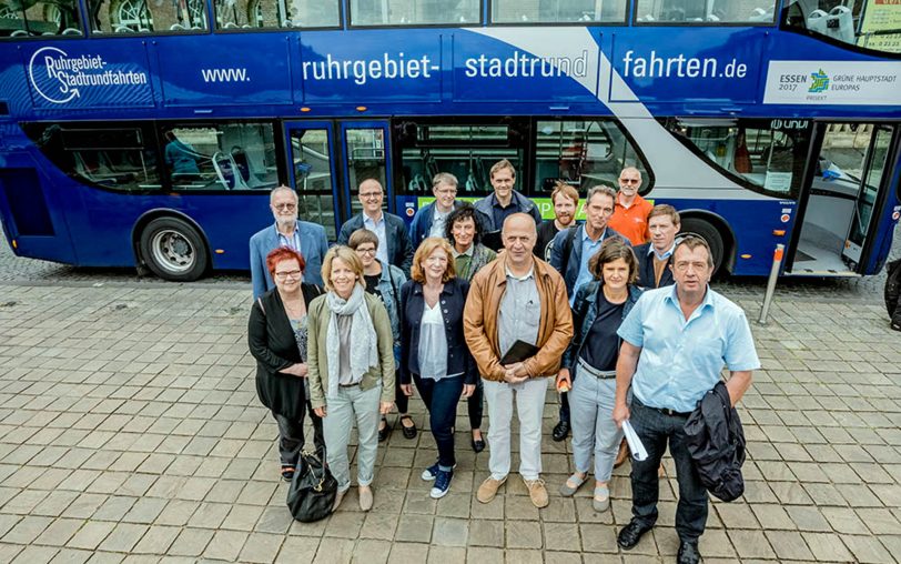 Der Gestaltungsbeirat vor dem Cabrio-Bus.