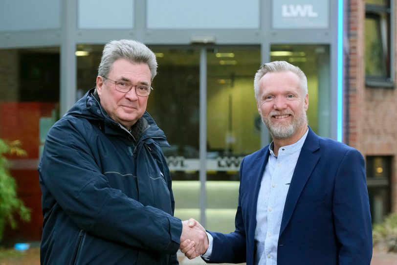 Heinz Augustin (l.) wünscht seinem Nachfolger Thomas Job als Kaufmännischem Direktor dreier psychiatrischer Kliniken im Landschaftsverband Westfalen-Lippe (LWL) alles Gute.