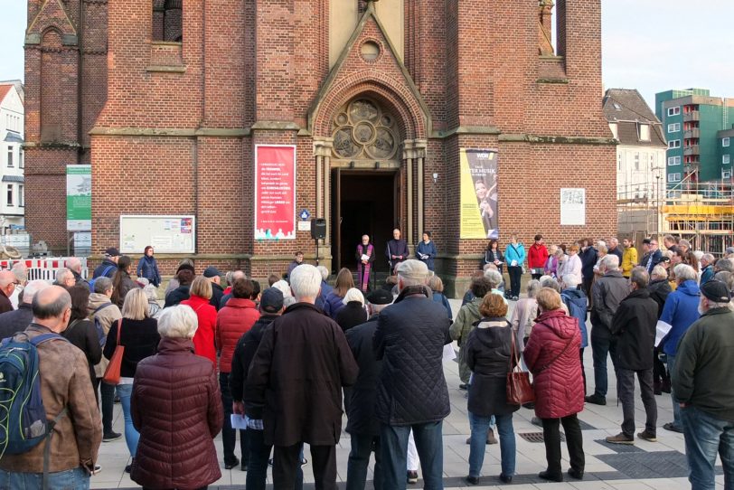 Ökumenischer Open-Air-Friedensgottesdienst vor der Kreuzkirche - gegen Fremdenhass und Ausgrenzung.