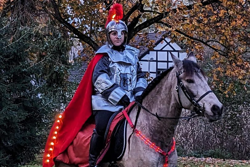 Sankt Martin ritt auf Einladung des Herner Förderturms durch den Schlosspark Strünkede und hunderte Kinder folgten ihm mit ihren gebastelten Laternen.