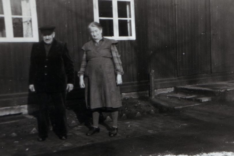 Nach den Untersuchungen und Entlausungen lebten die Flüchtlinge und Vertriebenen in Baracken. Die auf dem Foto zu sehende Frau und der Mann wurden aus dem Kreis Hirschberg in Niederschlesien vertrieben und 1946 in das Durchgangslager Coesfeld-Lette gebracht.