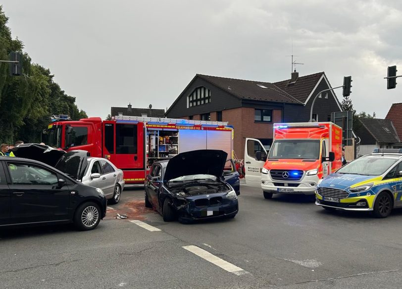 Unfall in Sodingen mit drei Verletzten und drei beteiligten Fahrzeugen.