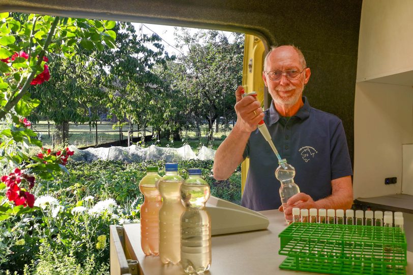 Chemietechniker Hans Josef Beutler analysiert eine Brunnenwasserprobe.
