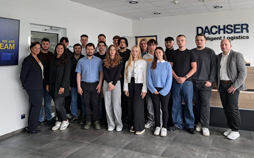 Die neuen Auszubildenden im Dachser Logistikzentrum Herne mit Consultant HR Education Margit Luwinski (li.), Consultant HR Jennifer Przybilla (3.v.l.) und HR Manager Daniel Jost (re).