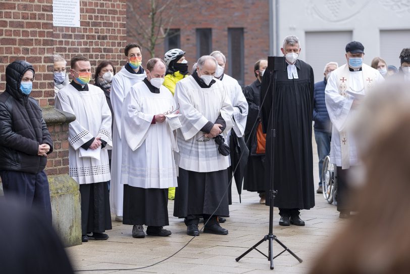 Friedensgebet an der Kreuzkirche in Herne (NW), am Samstag (22.01.2022). Seit einigen Wochen haben sich das Bündnis Herne, die Schirme gegen Rechts, die katholische Kirchengemeinde St. Dionysius, die Islamische Gemeinde Röhlinghausen und die evangelische Kreuz-Kirchengemeinde zusammengeschlossen, um ein Zeichen für ein solidarisches Miteinander in der Pandemie zu setzen und den Opfern der Pandemie zu gedenken.