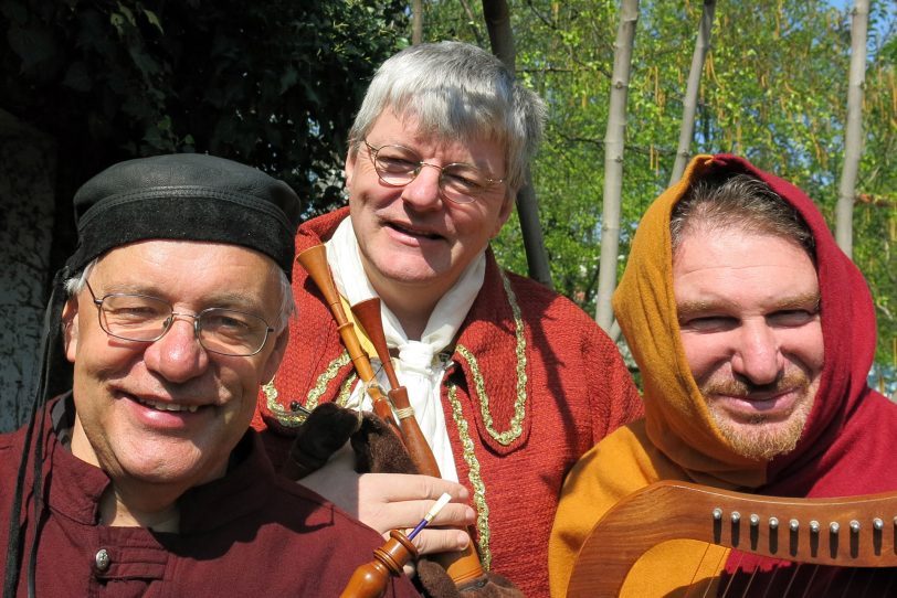 Psaltarello spielen in Eickel auf historischen Instrumenten.