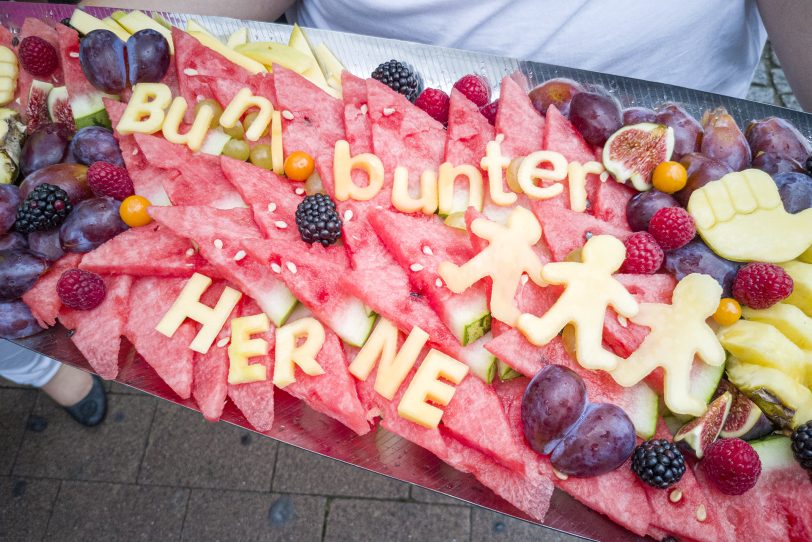 Kürbis und Ananas neben deutschen Weintrauben.