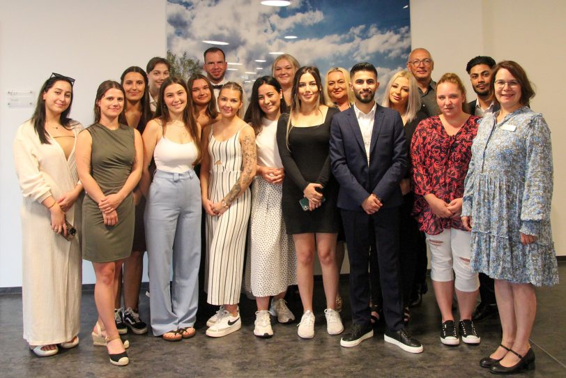 16 Auszubildende bestehen ihr Examen zur Pflegefachkraft im August 2023 – und bleiben der Ev. Krankenhausgemeinschaft treu.