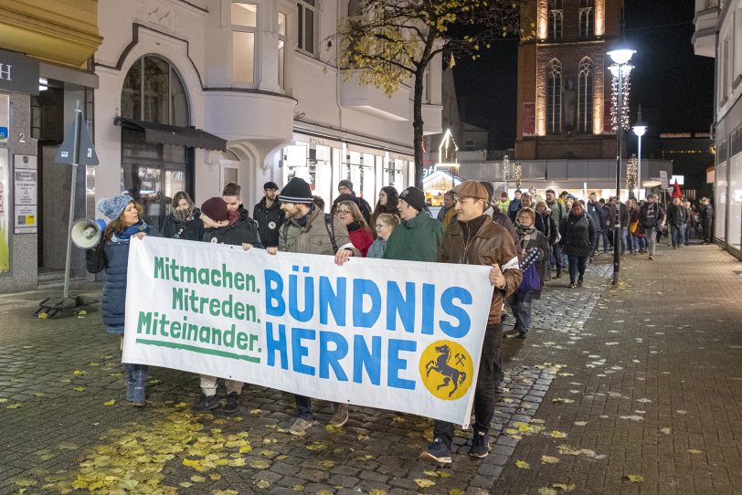 Mitglieder des Bündnis Herne ziehen friedlich durch die Behrenssstraße.