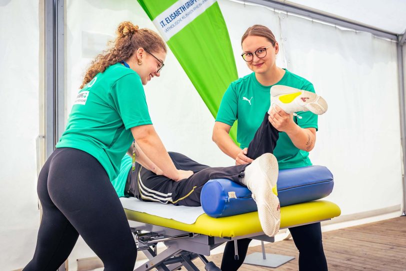 Die Physiotherapeuten des Zentrum für Prävention, Therapie, Rehabilitation und sportmedizinische Diagnostik der St. Elisabeth Gruppe behandeln die teilnehmenden Sportler bei den „Tagen der Überflieger“.