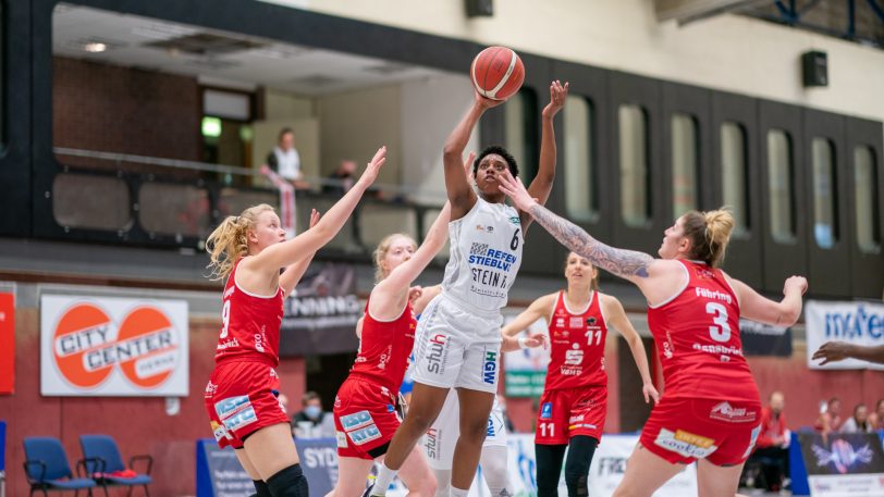 Point Guard Tayler Mingo, hier bei einem Spiel von vier Gegnerinnen umzingelt, versucht mit ihrem Team noch den Abstieg zu verhindern (Archivbild).