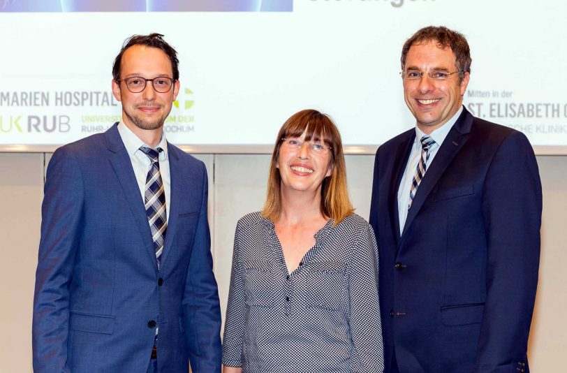 Dr. Jens Peter Hölzen (r.), kommissarischer Chefarzt der Klinik für Allgemein- und Viszeralchirurgie im Marien Hospital Herne, Dr. Cédric Demtröder (l.), Facharzt für Viszeralchirurgie und Proktologie und Stomatherapeutin Susanne Quade.