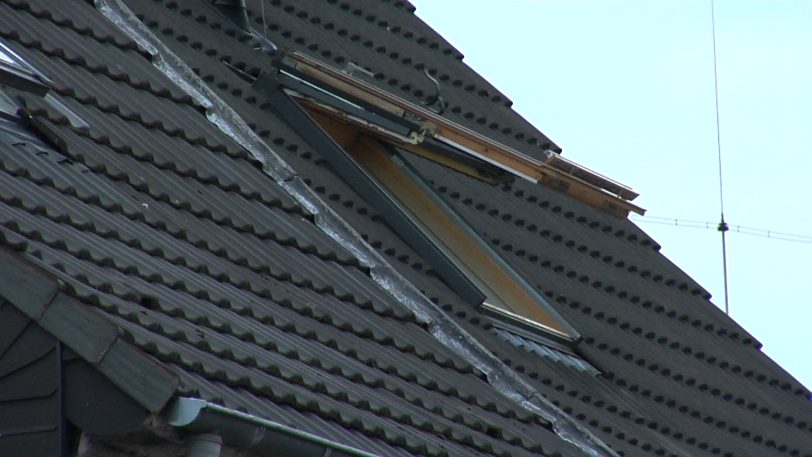 Person stürzt aus dem Dachfenster.