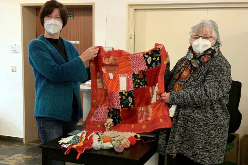 v.l. Margret Springkämper und Livia Leichner mit den Nesteldecken.