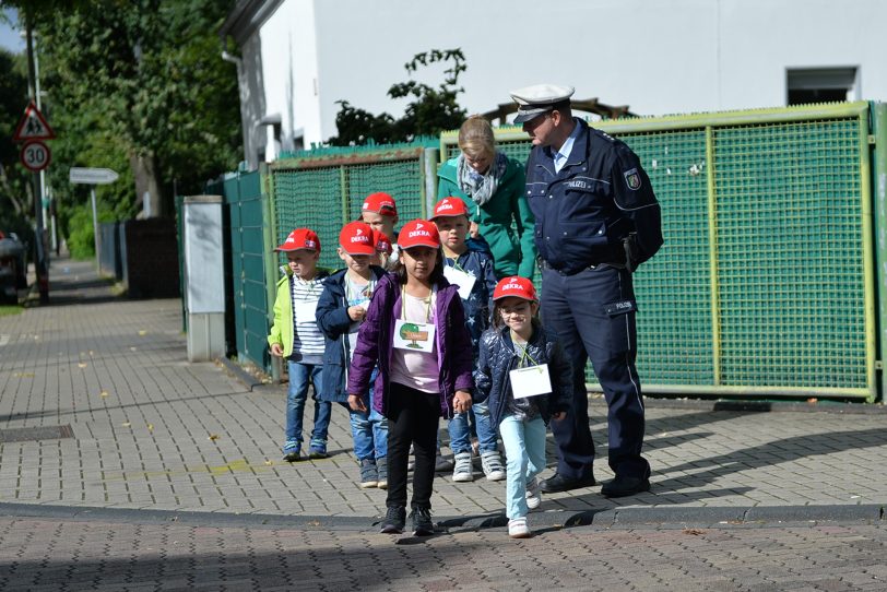 Die Klasse 1c erkundet den Schulweg.