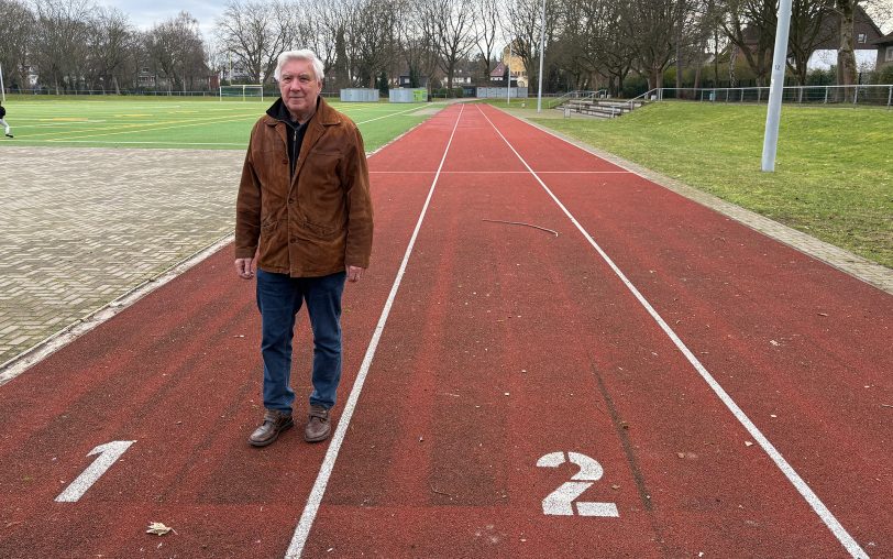 Sport- und Tennisplätze sind sein Zuhause: Theo Kümpel ist im Alter von 79 Jahren noch sehr aktiv und spielt regelmäßig Tennis und holt Sportabzeichen in Gold.