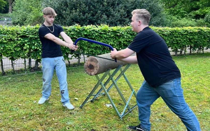 Viel Spaß zum Vatertag im Geheimen Biergarten: Man kann zum Beispiel Wettsägen.