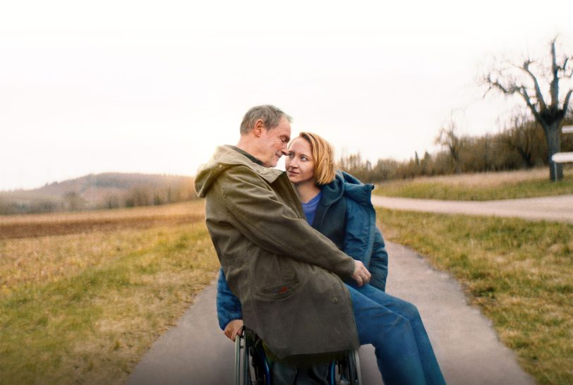 Werner und seine Tochter Christina kommen sich – endlich – näher. Die beiden Hauptdarsteller Michael Wittenborn und Anna Maria Mühe stellen am 14. Juni 2023 um 20 Uhr „Die Geschichte einer Familie“ in der Essener Lichtburg vor. Foto: