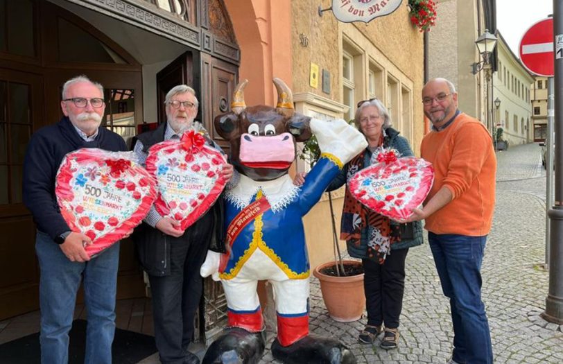 Als Überraschung bekam die Herner Gruppe Riesen-Herzen der 500. Eisleber Wiese.