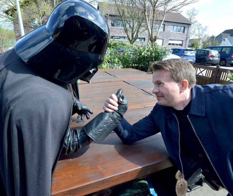 Lord Vader und halloherne Redakteur Patrick Mammen beim Armdrücken.