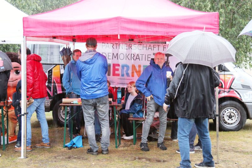 Kanalfest 2022. Der Himmel öffnete die Schleusen. Trotzdem kamen hunderte Menschen auf den Festplatz.